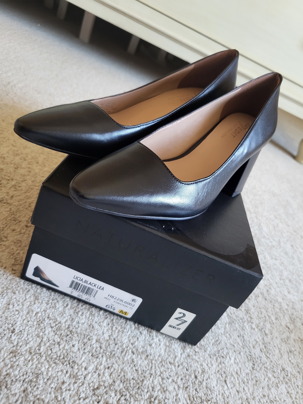 NWOT.  Naturalizer Lucia Black Leather Pointed Toe Block Heel Pumps
